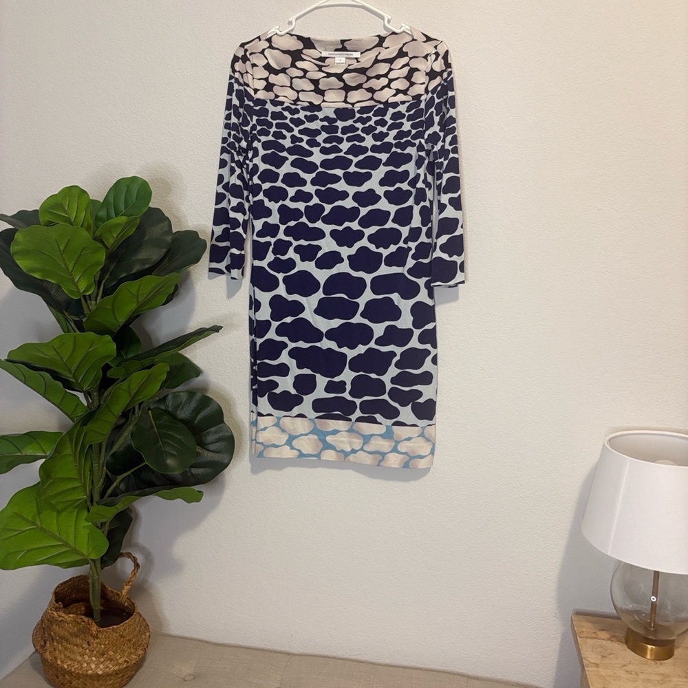 Diane Von Furstenberg Blue and Cream 3/4 Sleeve Dress 100% silk